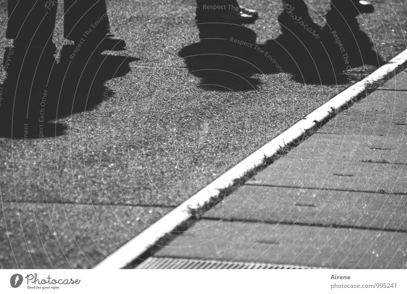AST7 Pott | schattenreich Mensch Beine Fuß 3 Fußgänger Straße Straßenrand Hose Schuhe Beton stehen warten außergewöhnlich dick klein grau schwarz weiß skurril