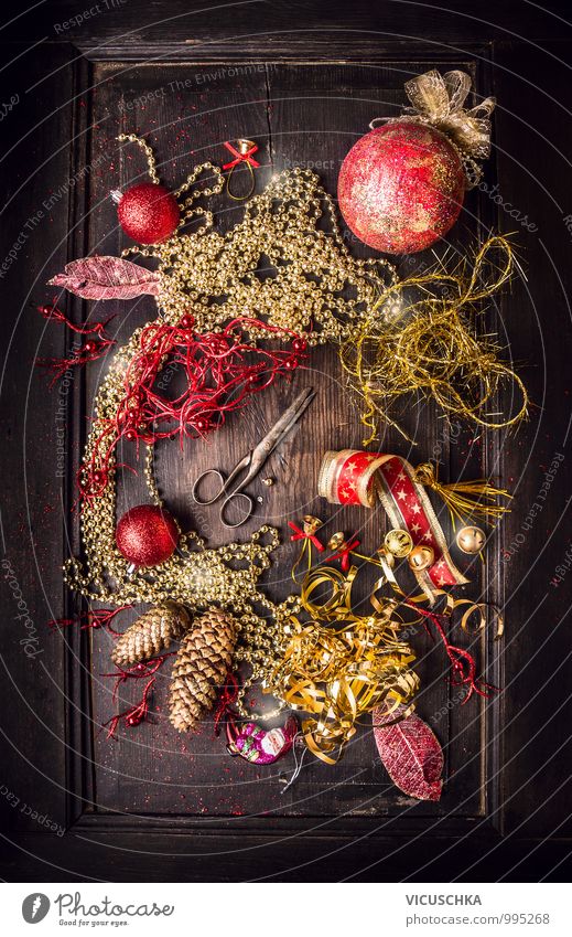 Weihnacht Dekoration mit alter Schere auf dunklem Holztisch Stil Design Winter Traumhaus Dekoration & Verzierung Tisch Feste & Feiern Ornament Tradition