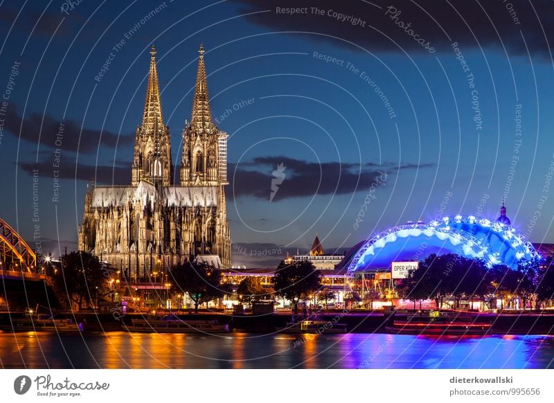 Kölner Dom III Kirche Sehenswürdigkeit Kultur Kunst Farbfoto Außenaufnahme Abend Dämmerung Starke Tiefenschärfe
