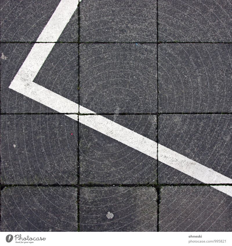 White Stripes Straßenverkehr Autofahren Fußgänger Wege & Pfade Bürgersteig Parkplatz Linie Pfeil Streifen grau Farbfoto Gedeckte Farben Außenaufnahme abstrakt