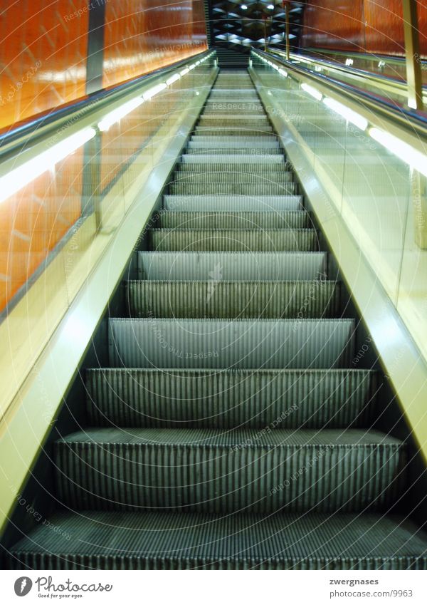 Rolltreppe U-Bahn leer Fototechnik lange treppe warten Treppe
