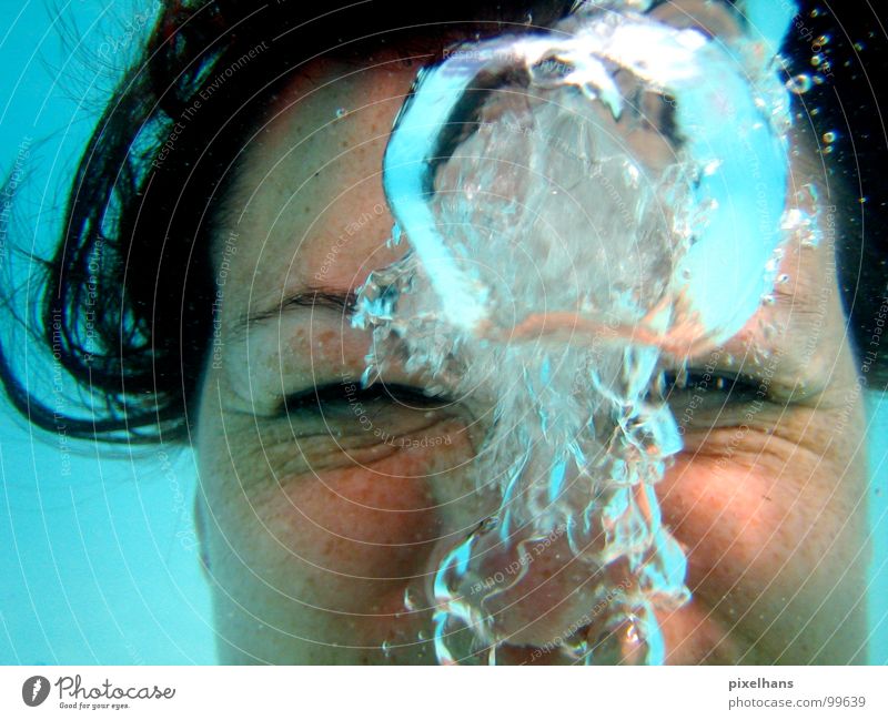 BLUBBER Bläschen aus dem Näschen... Luft Luftblase atmen Frau Meer Indischer Ozean Sommersprossen Zwinkern Freude Wasser blau hell Blick verzwickt