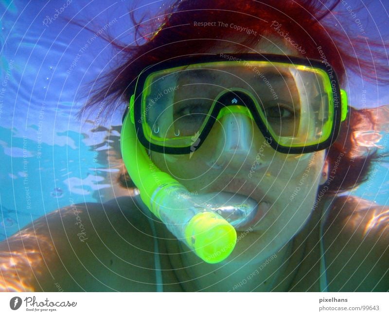 WAS GUCKST DU???? gelb Schnorcheln rothaarig Mundstück Indischer Ozean Meer Luft atmen Frau Oberfläche Reflexion & Spiegelung Licht Wassersport blau