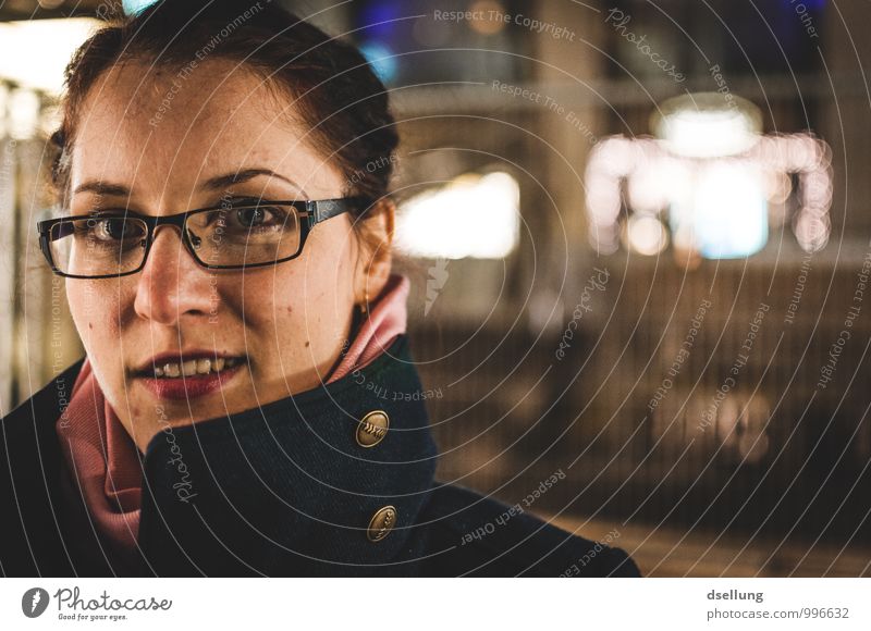 space invaders. elegant Stil feminin Junge Frau Jugendliche 1 Mensch 18-30 Jahre Erwachsene Düsseldorf Jacke Mantel Brille Schal Lächeln ästhetisch authentisch