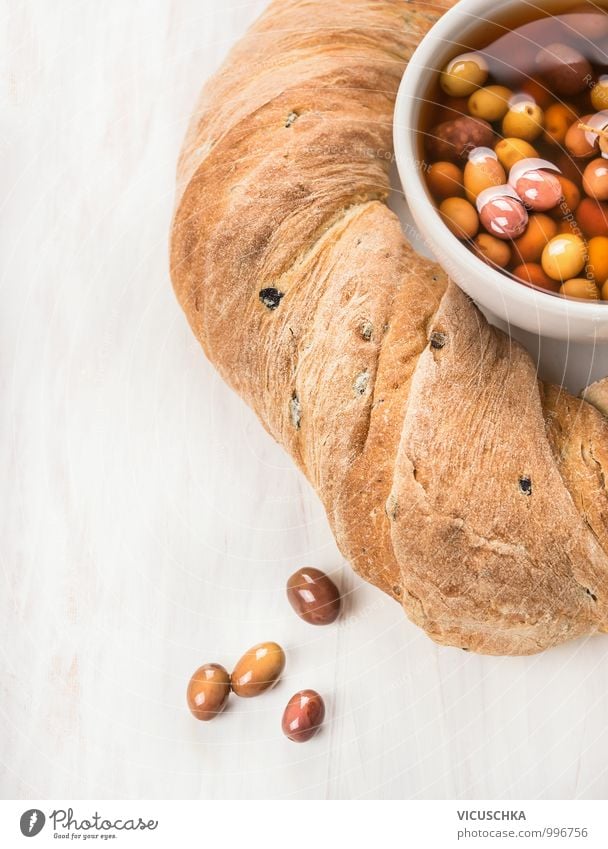 Italienischer Ciabatta Brot und Oliven Lebensmittel Ernährung Bioprodukte Vegetarische Ernährung Diät Schalen & Schüsseln Stil Design Hintergrundbild Olivenbrot