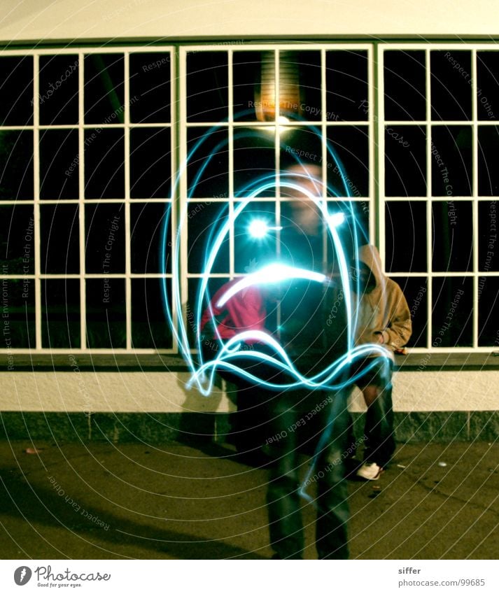 Der Geisterfotograf Licht Langzeitbelichtung Geister u. Gespenster Taschenlampe Fenster Mensch Nacht dunkel Wand Smiley Geschwindigkeit Experiment gelb grün