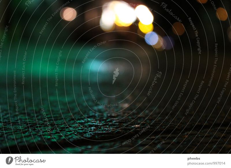 nachts | lichter Licht Straße Außenaufnahme Laterne Straßenbeleuchtung Boden Regen Regenwasser kalt Straßenkreuzung Wegkreuzung Pflastersteine Kopfsteinpflaster