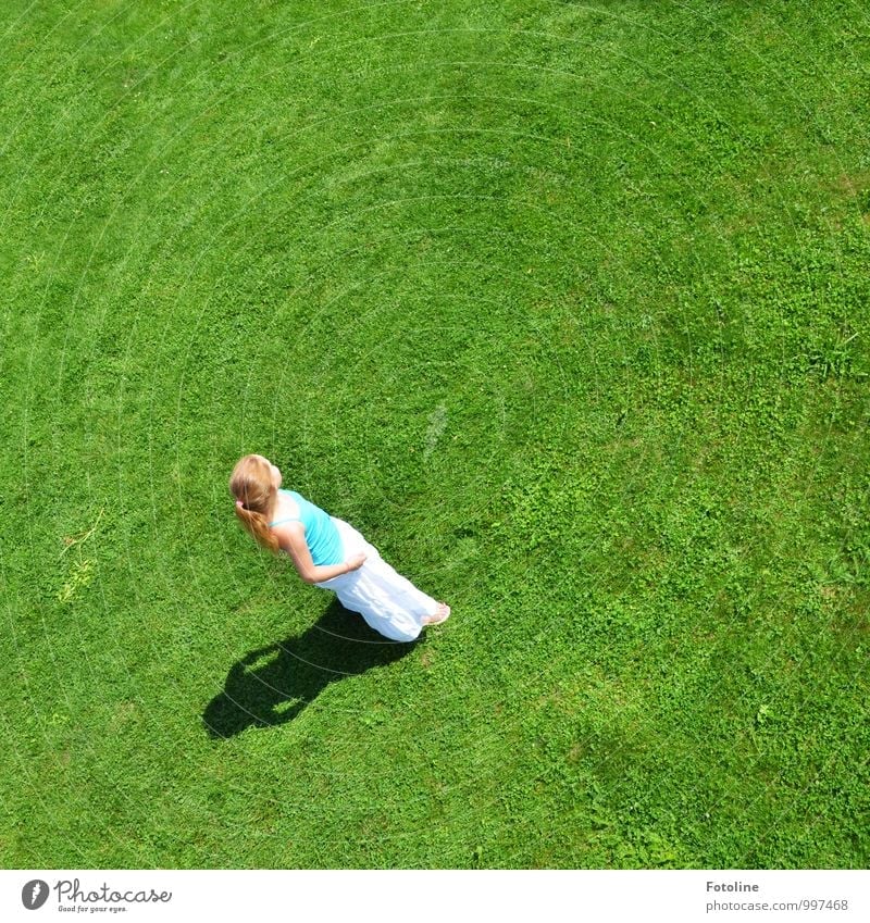 Rechts? Links? Rechts? Links? Mensch feminin Mädchen Kindheit 1 8-13 Jahre Umwelt Natur Pflanze Sommer Schönes Wetter Wärme Gras Garten Park Wiese blond hell