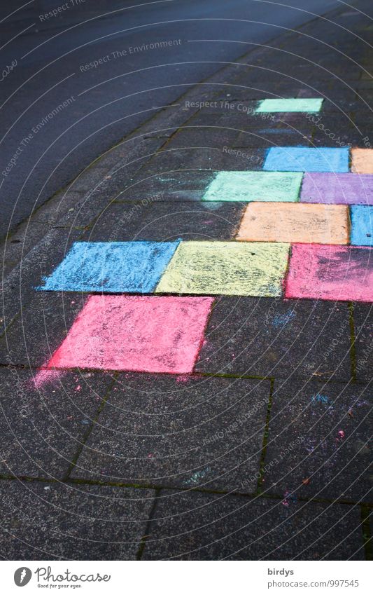 Farbe ins Spiel bringen Kinderspiel Wege & Pfade Graffiti authentisch Freundlichkeit positiv mehrfarbig Freude Kindheit Bürgersteig Quadrat Kreidezeichnung