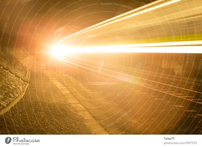 Nachtzug III Ferien & Urlaub & Reisen Stadt Tunnel Verkehr Verkehrsmittel Verkehrswege Autobahn Schienenverkehr Bahnfahren Eisenbahn Lokomotive U-Bahn gelb