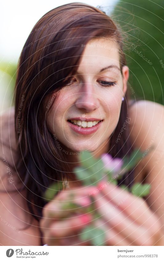 flower girl Lifestyle Glück Wohlgefühl Zufriedenheit Mensch feminin Junge Frau Jugendliche Kopf Gesicht 1 18-30 Jahre Erwachsene brünett Scheitel genießen