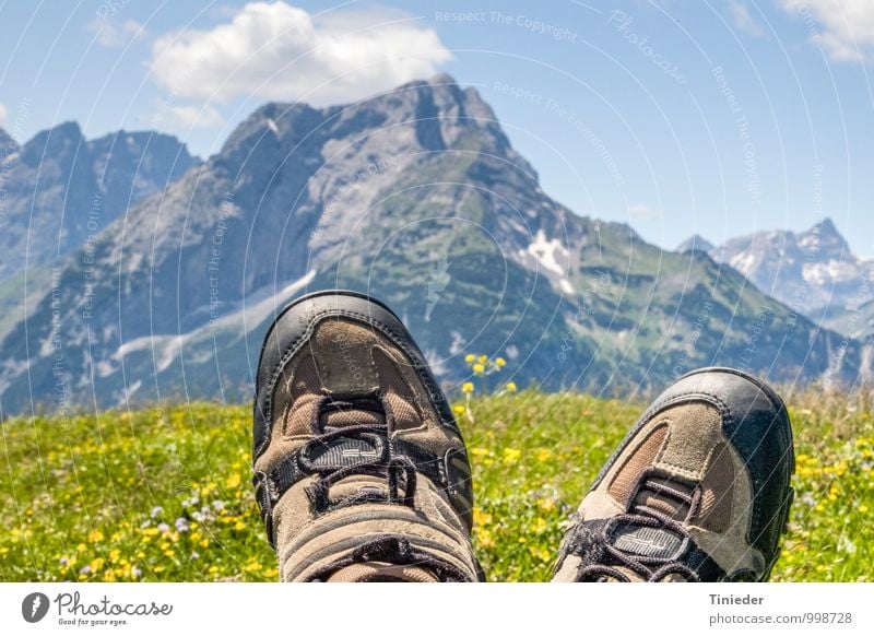 Verdiente Rast ruhig Freizeit & Hobby Ausflug Sommer Berge u. Gebirge wandern Sport Klettern Bergsteigen Fuß Wanderschuhe genießen Abenteuer Erholung erleben