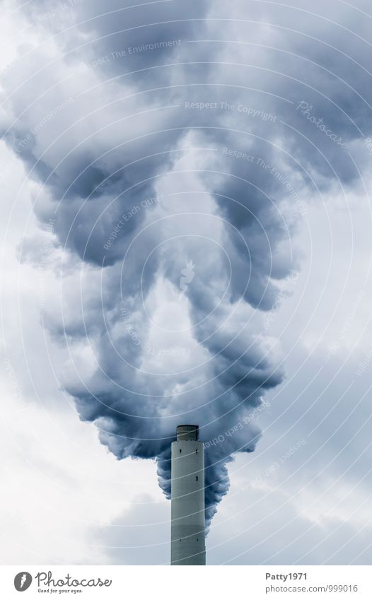 Schlot Energiewirtschaft Kohlekraftwerk Industrie Wasserdampf Abgas CO2-Ausstoß Klimawandel Industrieanlage Schornstein Rauchen bedrohlich dunkel trist