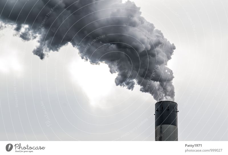 Schlot Energiewirtschaft Kohlekraftwerk Industrie Wasserdampf Abgas CO2-Ausstoß Klimawandel Industrieanlage Schornstein Rauchen dreckig dunkel trist bedrohlich