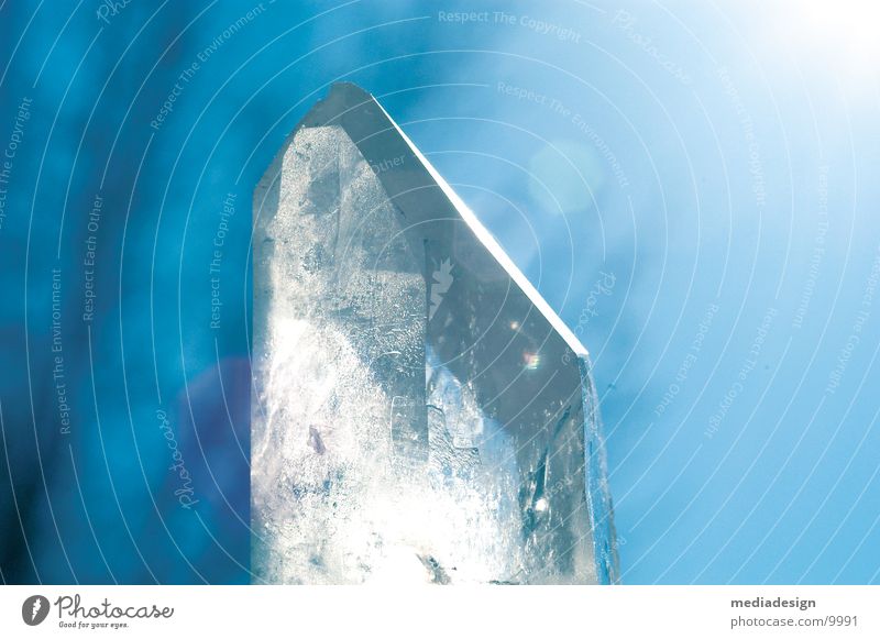 Kristall Bergkristall durchsichtig Gegenlicht Kristallstrukturen Himmel blau Stein Mineralien Energiewirtschaft