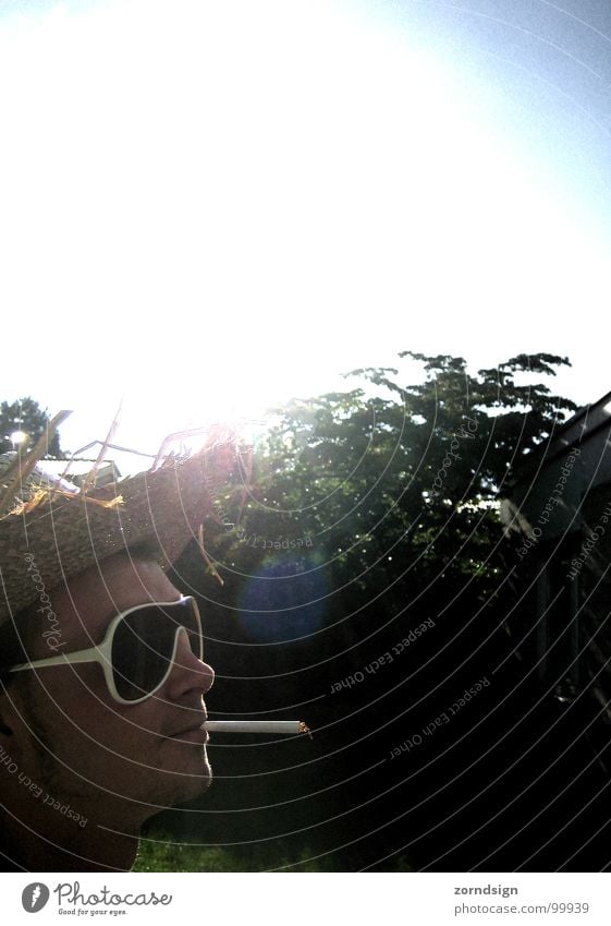 Sonnenrauch Gegenlicht Strohhut Sonnenbrille Rauchen Sommer Erholung Köln Mann Sonnenhut chill