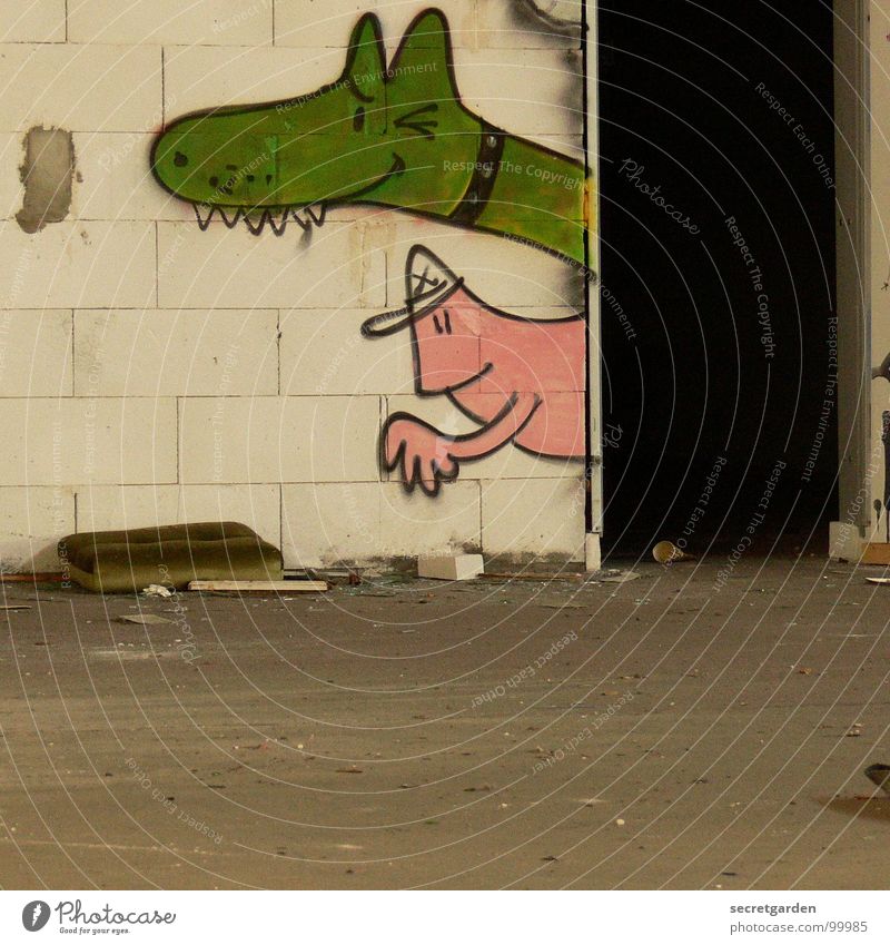 der ausbruch Mauer grün rosa dunkel lustig Tagger Lagerhalle verfallen Obdachlose Gebäude Tier Zwinkern Straßenkunst Raum Ruine driften Kunst Kultur Neuanfang